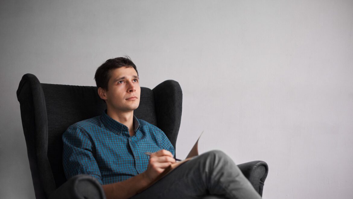 Γιατί το overthinking σε εξαντλεί τόσο; Γιατί ζεις συνέχεια τα ίδια σενάρια στο μυαλό σου. Αλλά δεν ζεις.