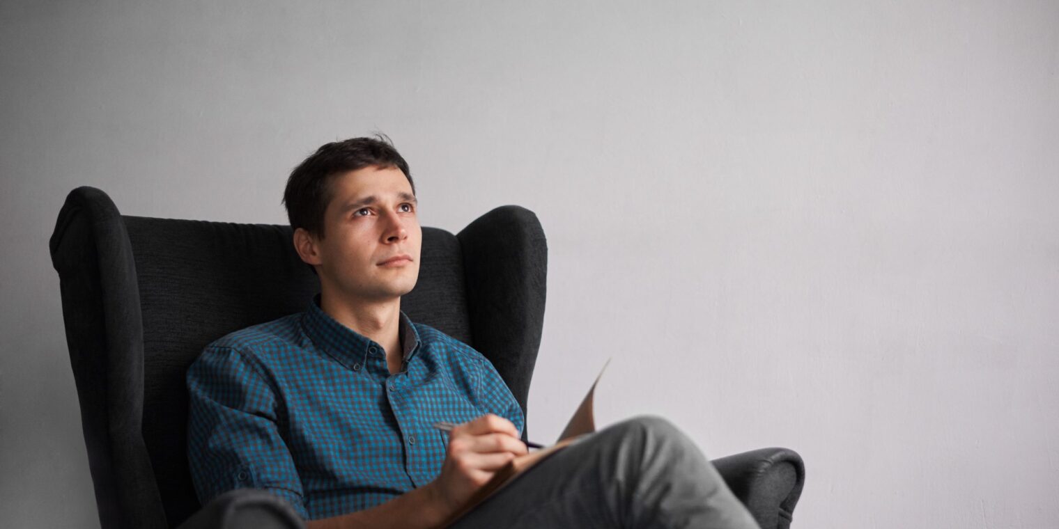 Γιατί το overthinking σε εξαντλεί τόσο; Γιατί ζεις συνέχεια τα ίδια σενάρια στο μυαλό σου. Αλλά δεν ζεις.